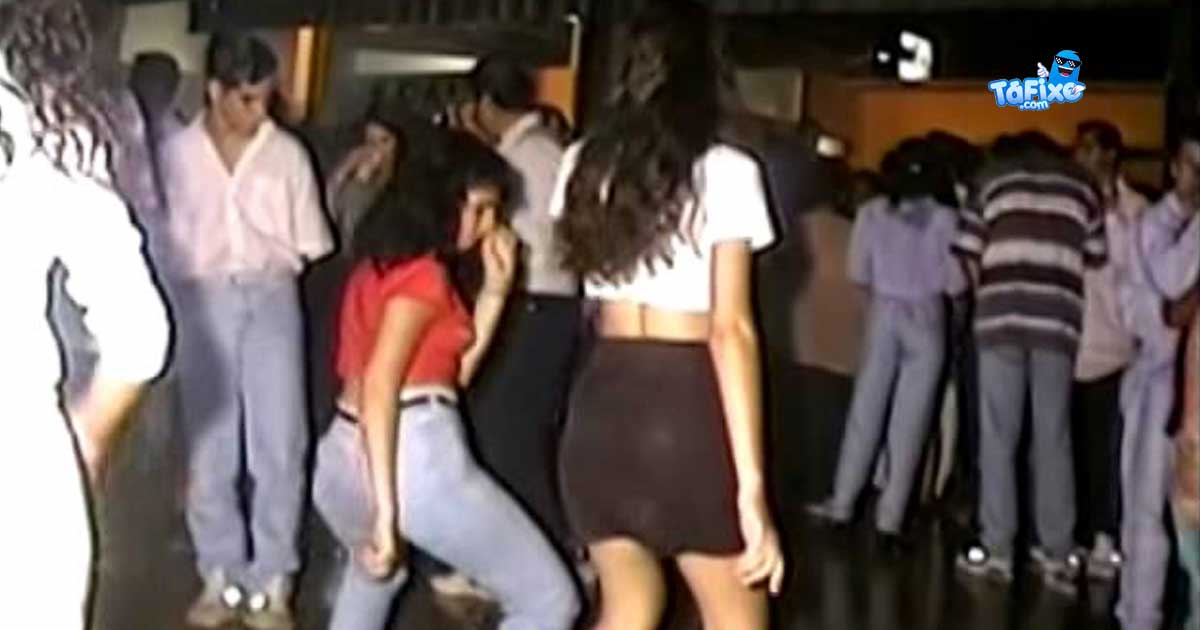 Ambiente numa discoteca portuguesa nos anos 90 com festa da espuma