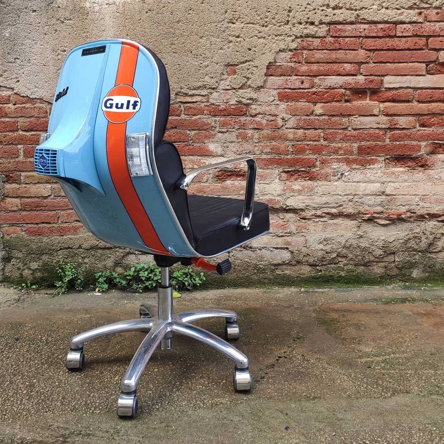 Cadeiras de escritório inovadoras criadas a partir de Vespas antigas
