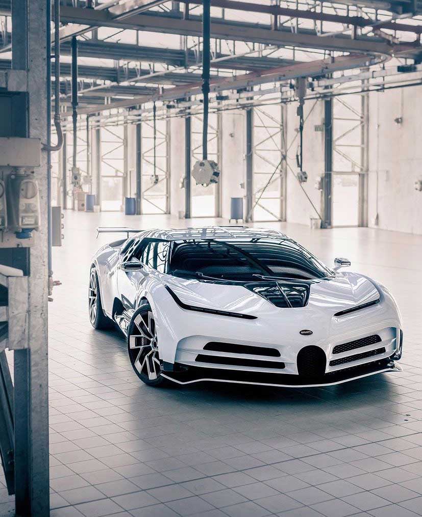 Cristiano Ronaldo exibe o seu Bugatti Centodieci de 8 milhões de euros