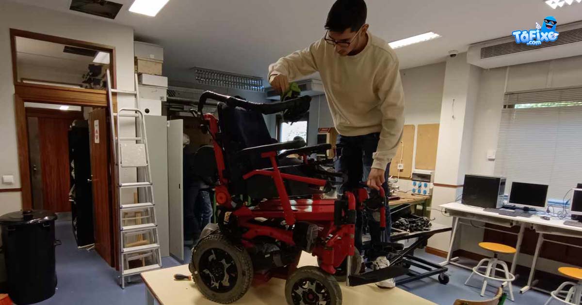 Alunos consertam cadeira de rodas de homem incapacitado