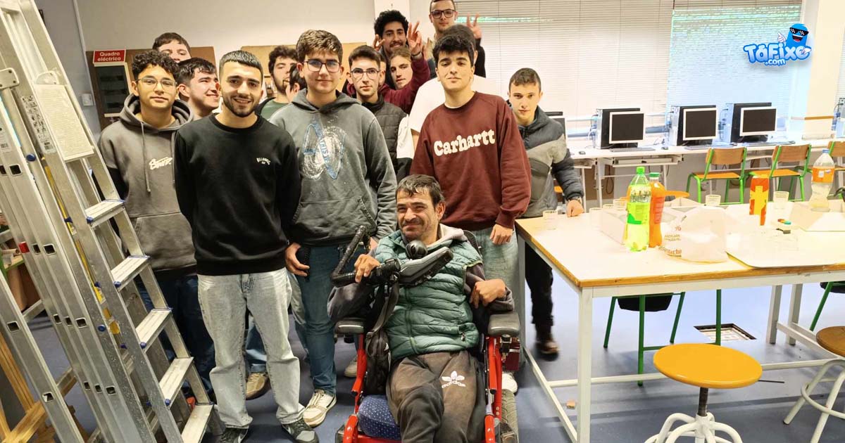 Alunos consertam cadeira de rodas de homem incapacitado