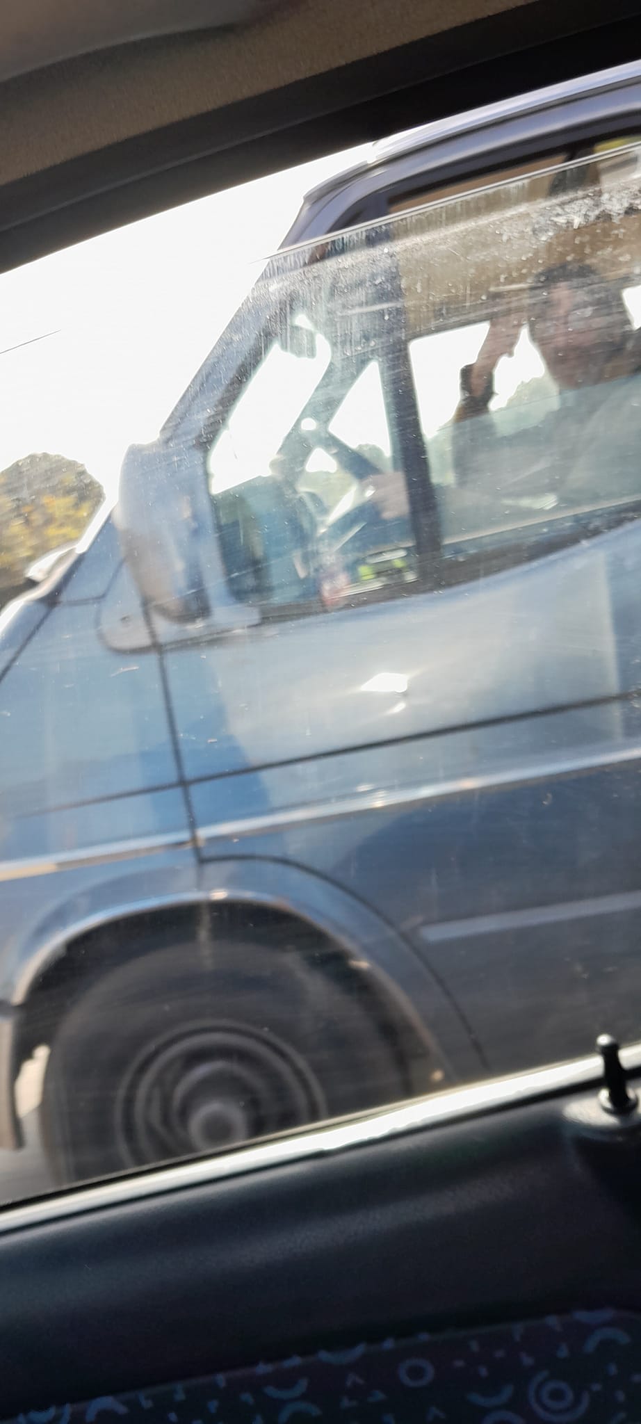 Insólito: Carrinha funerária fotografada a transportar caixotes de laranja
